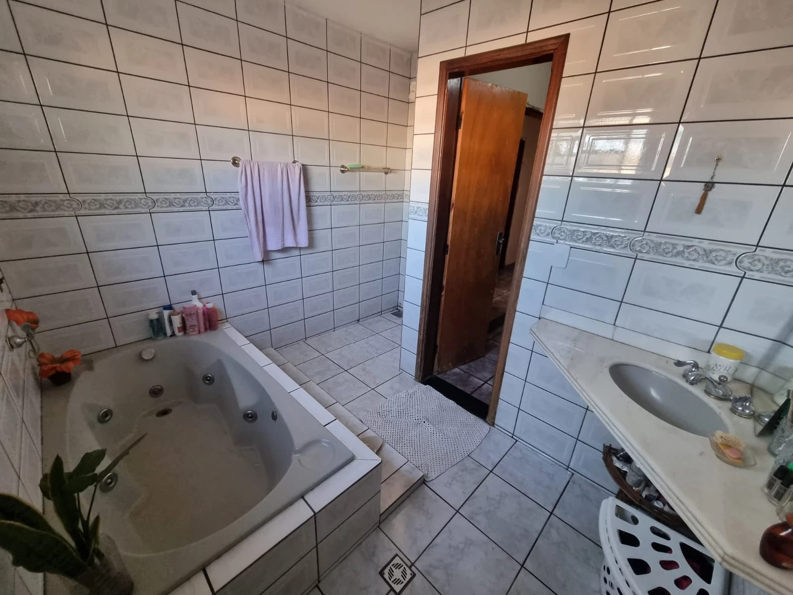 Imagem Casa com 3 Quartos à Venda, 317 m² em Santa Genoveva - Goiânia Imagem Casa com 3 Quartos à Venda, 317 m² em Santa Genoveva - Goiânia