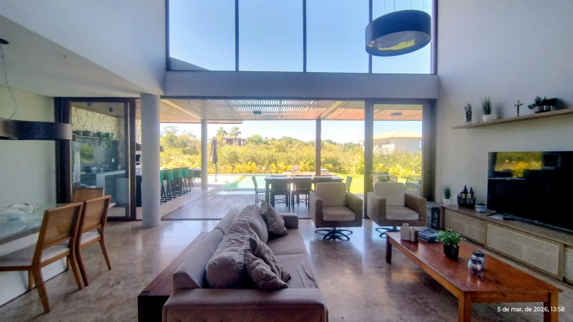 Imagem Casa alto padrão localizada em Praia do Forte condomínio com acesso ao mar Praia Bella.