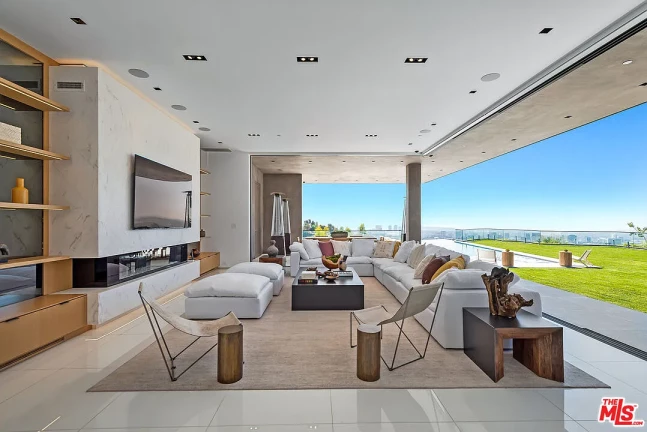 Foto do imóvel: Casa de Condomínio com 6 Quartos à Venda, 933 m²em Alphaville Residencial Um - Barueri