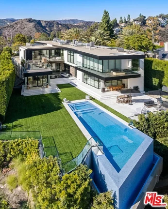 Foto do imóvel: Casa de Condomínio com 6 Quartos à Venda, 933 m²em Alphaville Residencial Um - Barueri