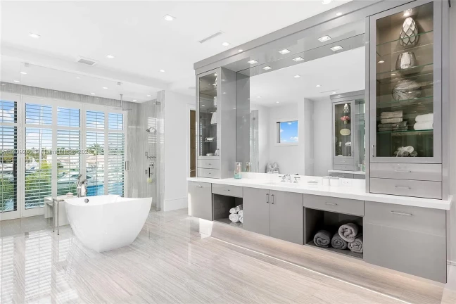 Imagem Casa de Condomínio com 6 Quartos à Venda, 833 m²em Cajuru - Curitiba