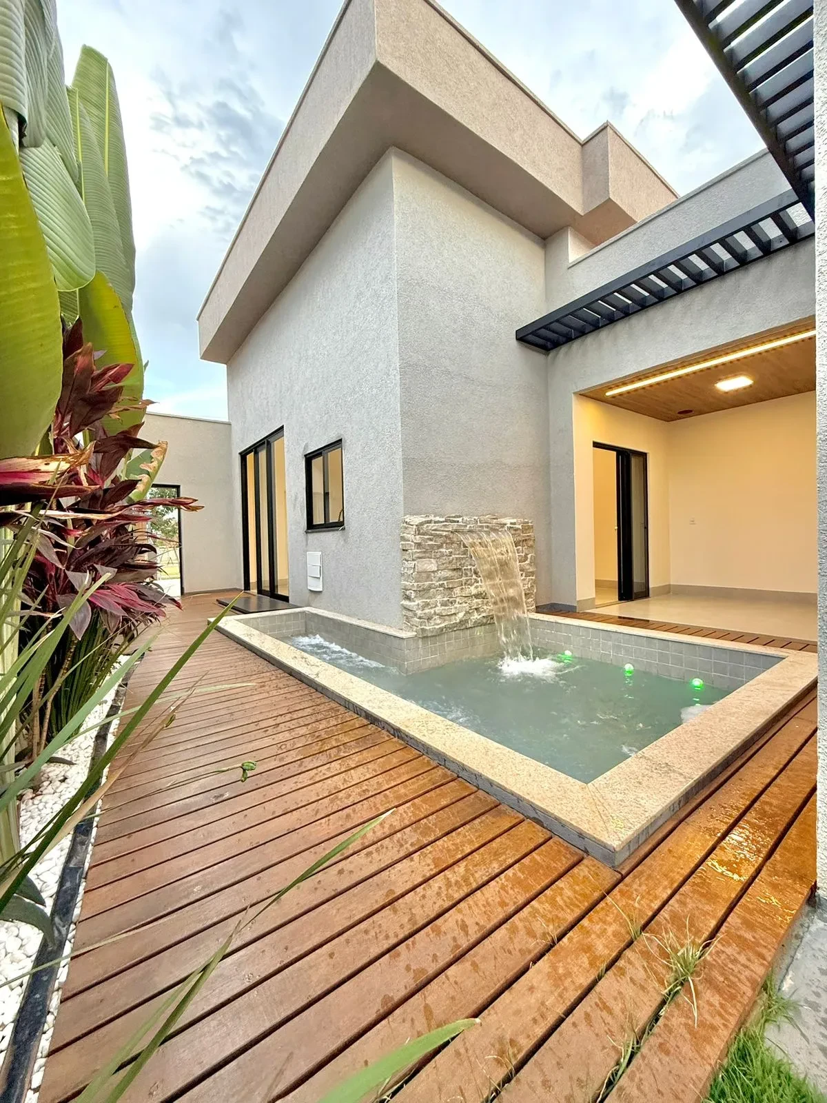 Imagem Casa de Condomínio com 4 Quartos à Venda, 186 metro em Terras Alpha Residencial 2 - Senador Canedo