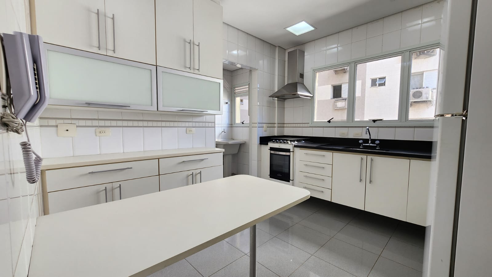 Imagem Apartamento com 3 Quartos para Alugar, 160 m²em Boqueirão - Santos
