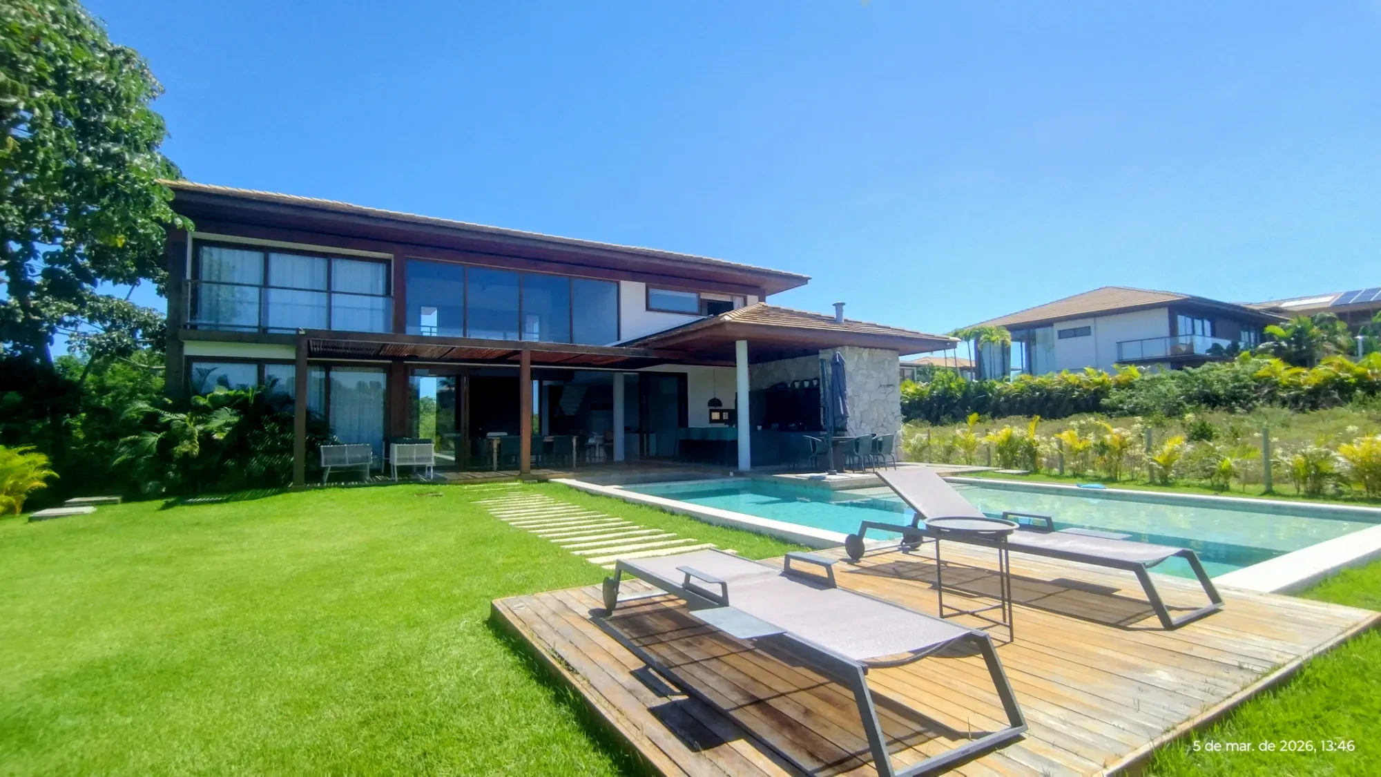 Imagem Casa alto padrão localizada em Praia do Forte condomínio com acesso ao mar Praia Bella.