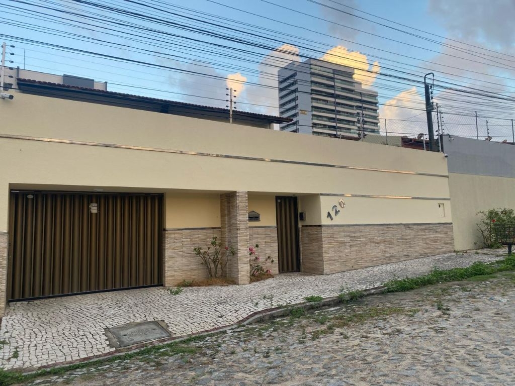 Casa com 5 Quartos para Alugar, 435 m²em Engenheiro Luciano Cavalcante - Fortaleza