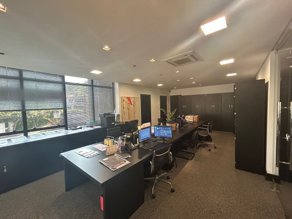 Imóvel Comercial à Venda ou Locação, 650 m²em Jardim Everest - São Paulo