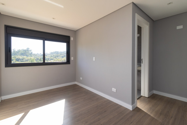Imagem Sobrado com 3 Quartos à Venda, 300 m² em Santa Cândida - Curitiba