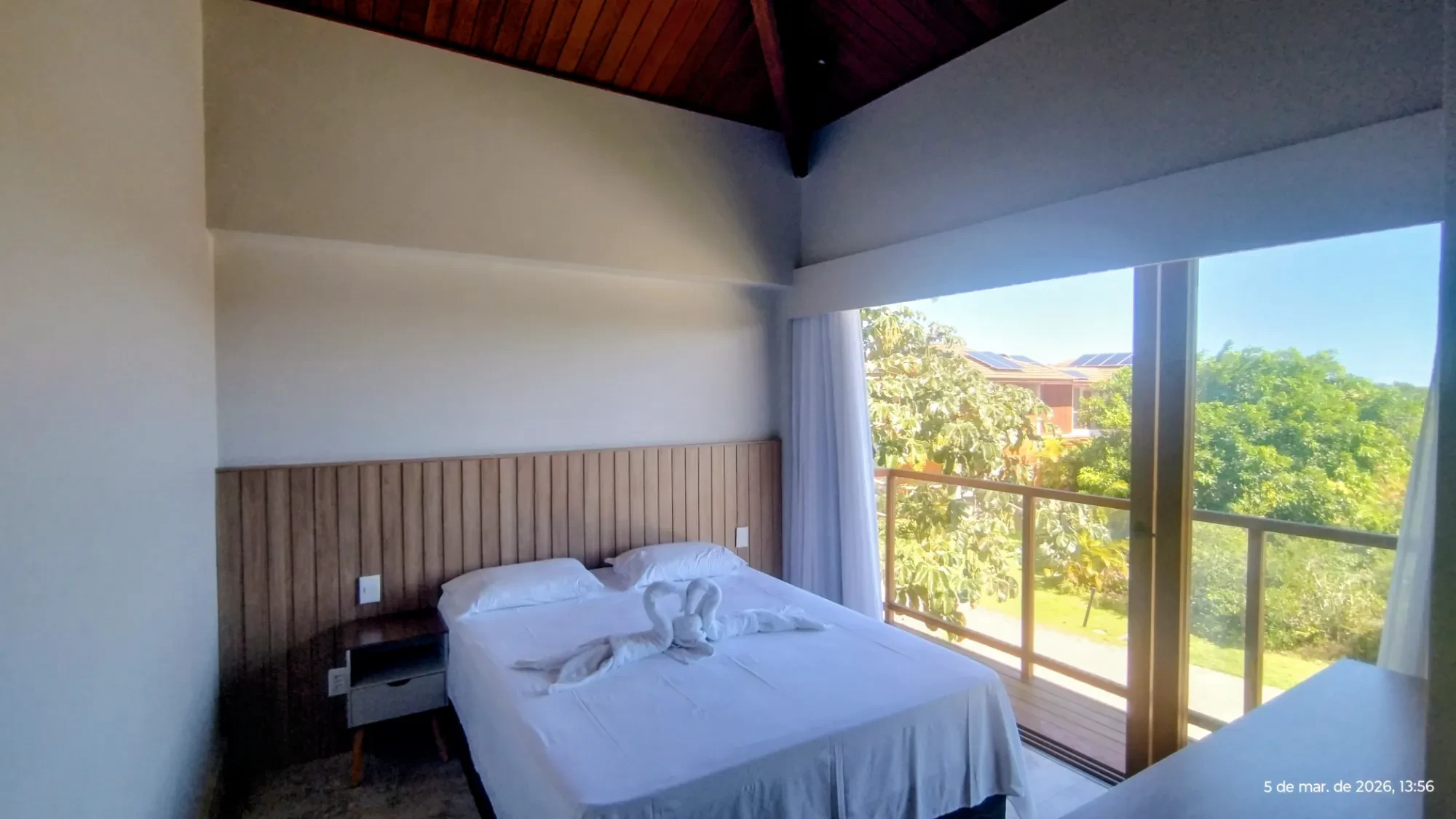 Imagem Casa alto padrão localizada em Praia do Forte condomínio com acesso ao mar Praia Bella.