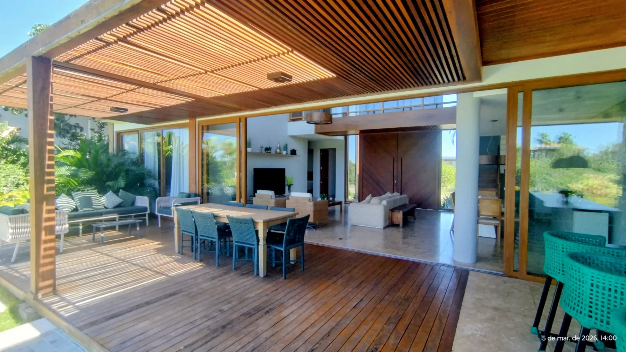 Imagem Casa alto padrão localizada em Praia do Forte condomínio com acesso ao mar Praia Bella.
