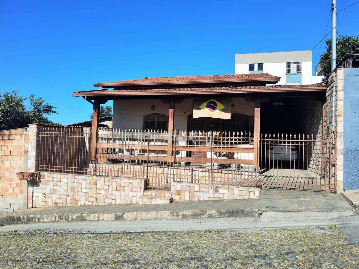 Foto do imóvel: Casa com 3 Quartos à Venda, 360 m² em João Pinheiro - Belo Horizonte