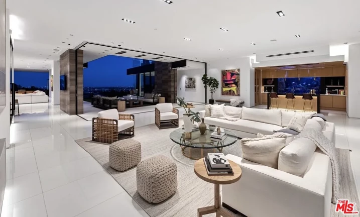 Foto do imóvel: Casa de Condomínio com 6 Quartos à Venda, 933 m²em Alphaville Residencial Um - Barueri