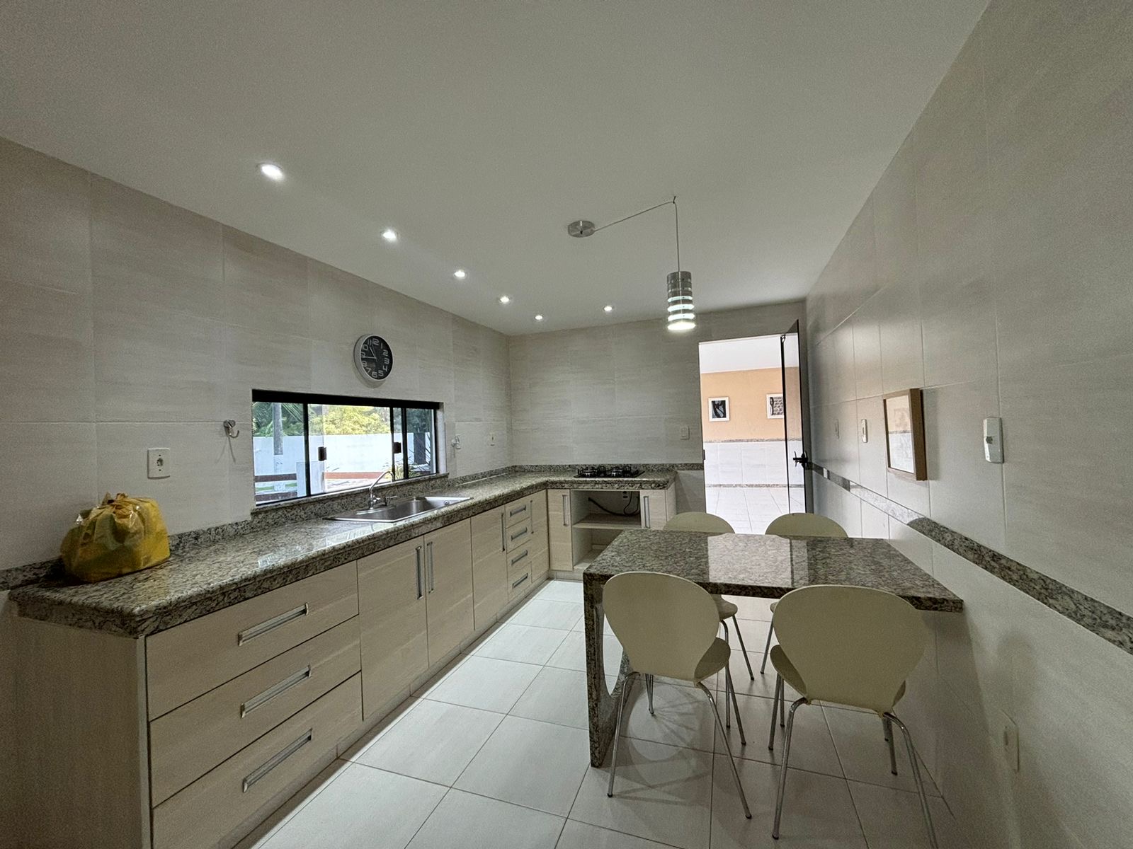 Imagem Casa com 3 Quartos para Alugar, 170 m²em Buraquinho - Lauro de Freitas