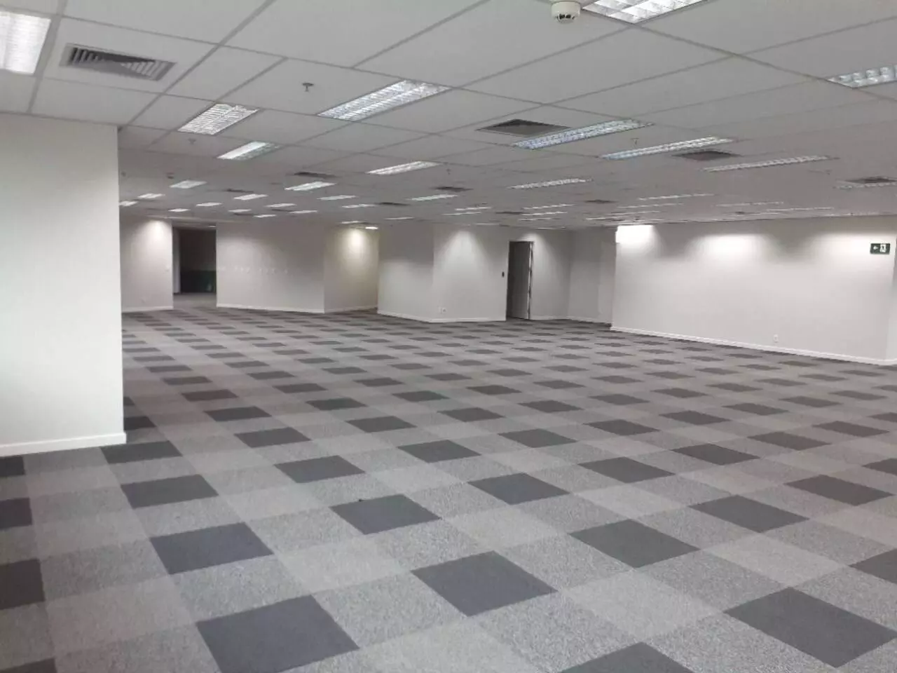 Sala Comercial à Venda ou Locação, 775 m² em Pinheiros - São Paulo