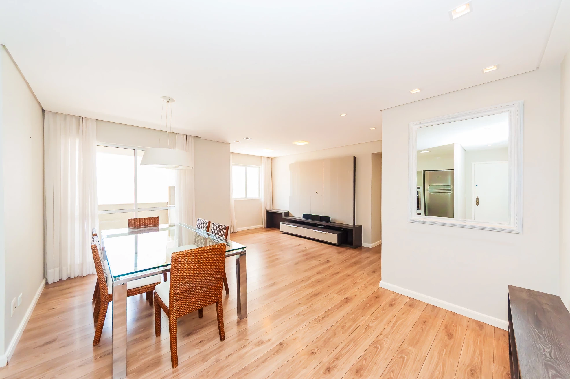Imagem Apartamento com 2 Quartos à Venda, 75 m² em Cabral - Curitiba