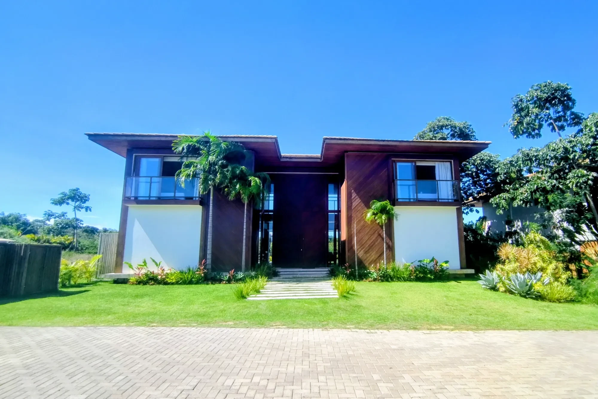 Imagem Casa alto padrão localizada em Praia do Forte condomínio com acesso ao mar Praia Bella.
