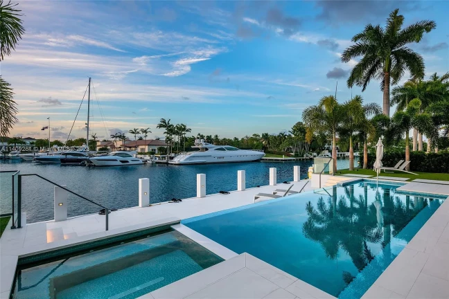 Imagem Casa de Condomínio com 6 Quartos à Venda, 833 m²em Cajuru - Curitiba