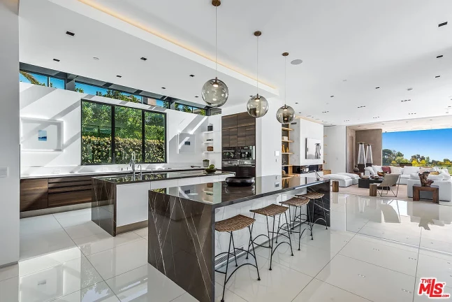 Foto do imóvel: Casa de Condomínio com 6 Quartos à Venda, 933 m²em Alphaville Residencial Um - Barueri