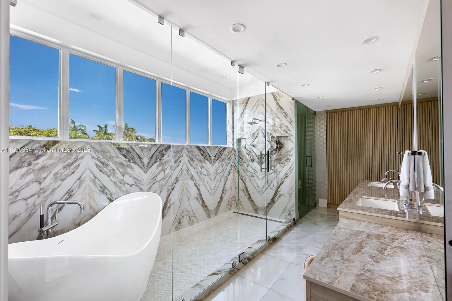 Foto do imóvel: Casa de Condomínio com 6 Quartos à Venda, 492 m²em Alphaville Residencial Um - Barueri