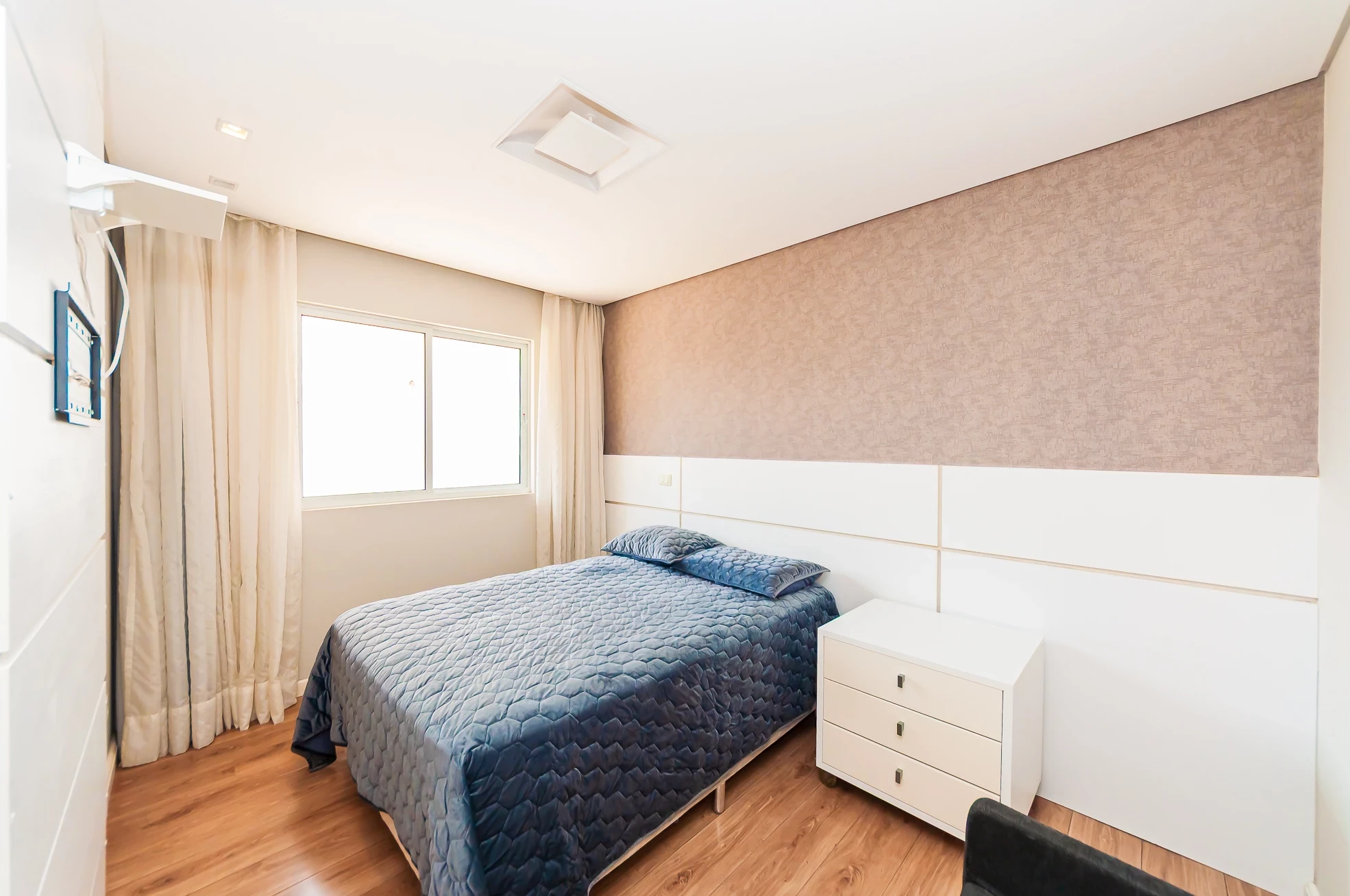 Imagem Apartamento com 2 Quartos à Venda, 75 m² em Cabral - Curitiba