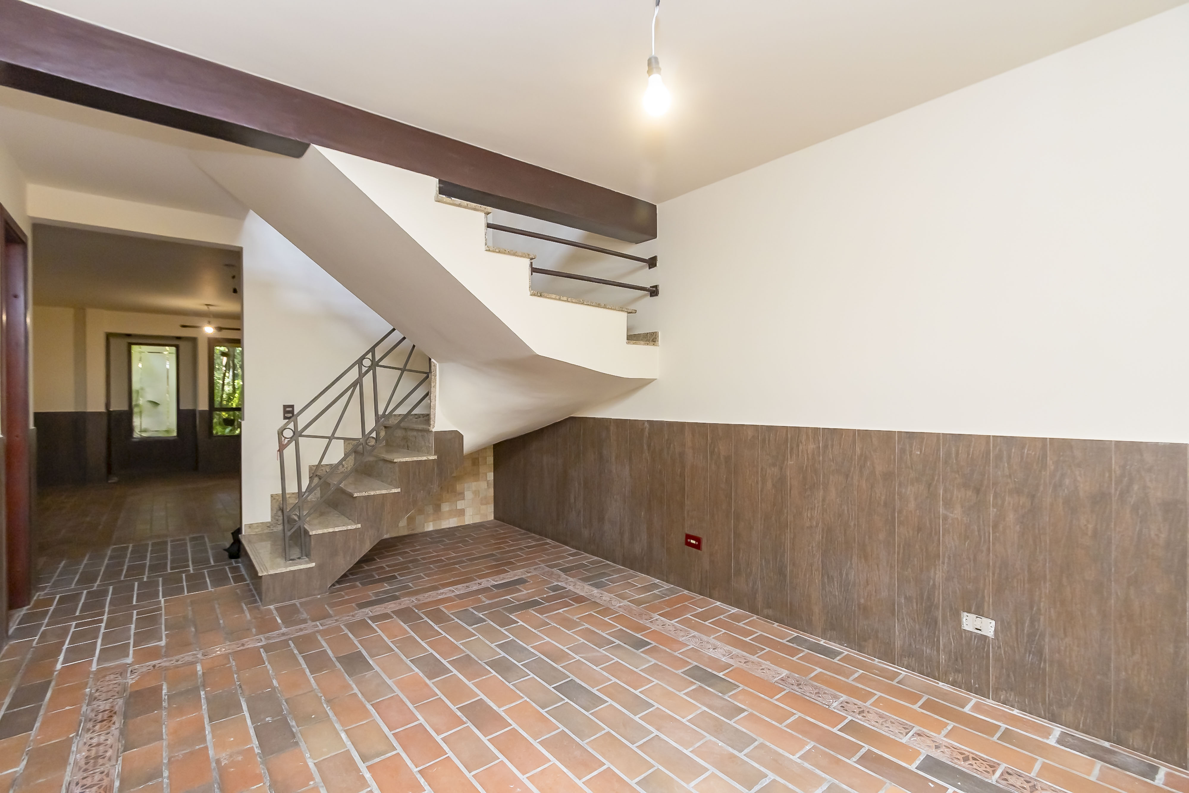 Foto do imóvel: Sobrado com 3 Quartos à Venda, 278 m² em Vista Alegre - Curitiba