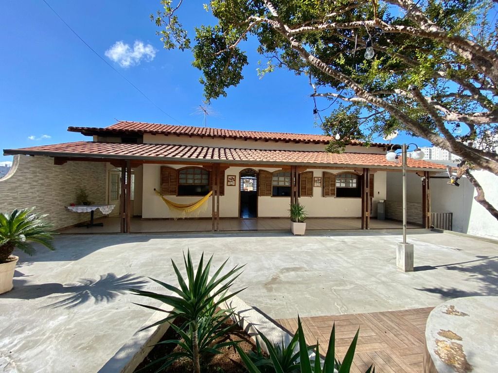 Casa com 3 Quartos à Venda, 250 m² em Santa Mônica - Belo Horizonte
