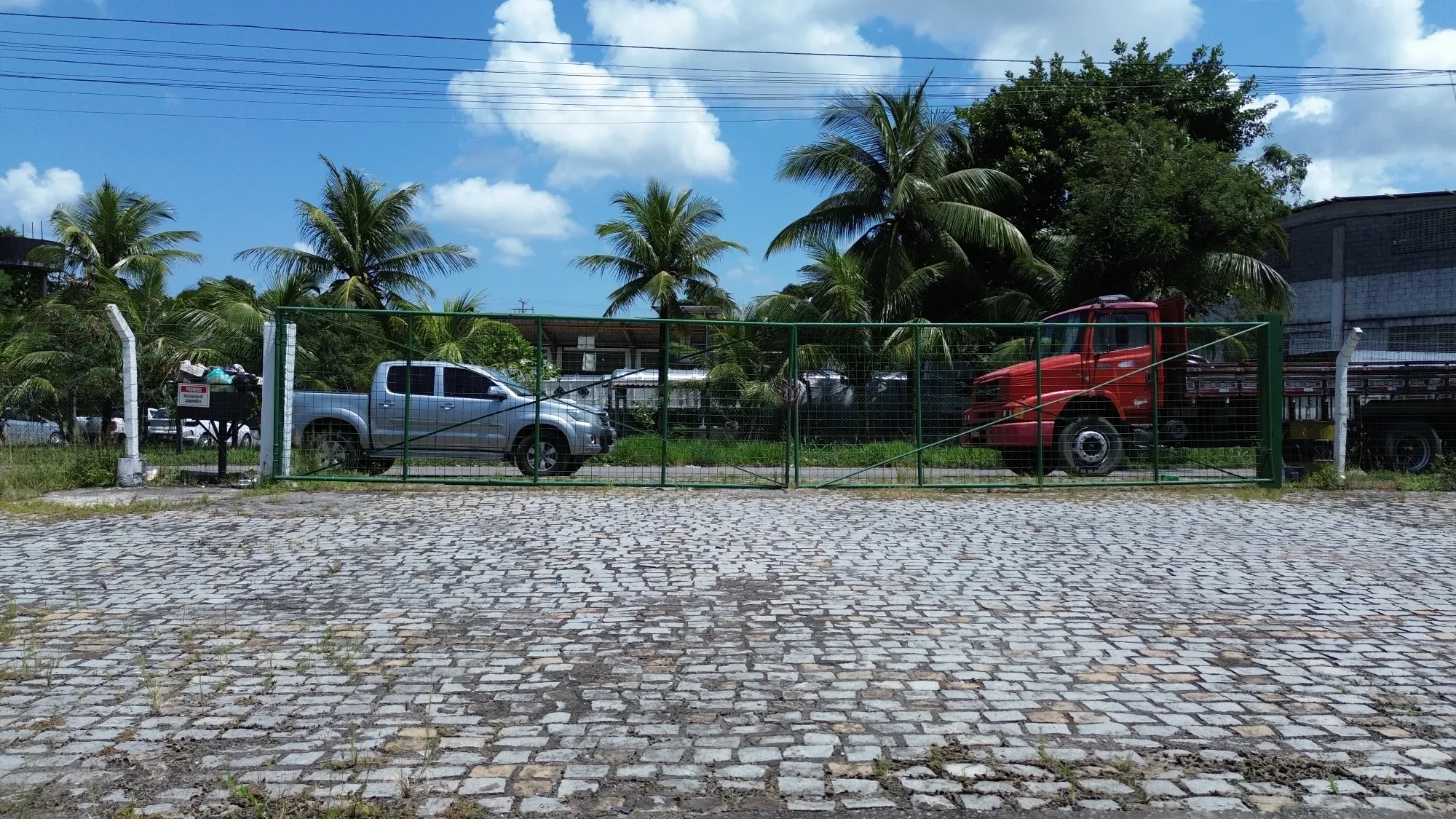 Imagem Galpão à Venda ou Locação, 1350 metros em CIA Sul - Simões Filho