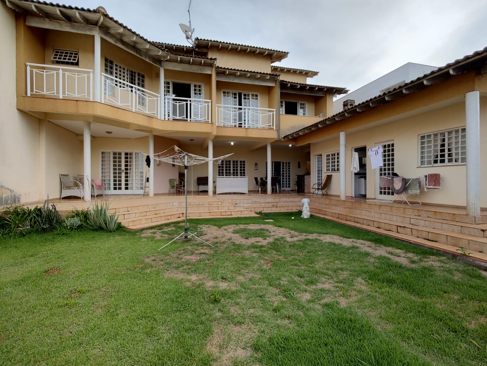 Sobrado com 4 Quartos à Venda, 386 m²em Aurora - Londrina