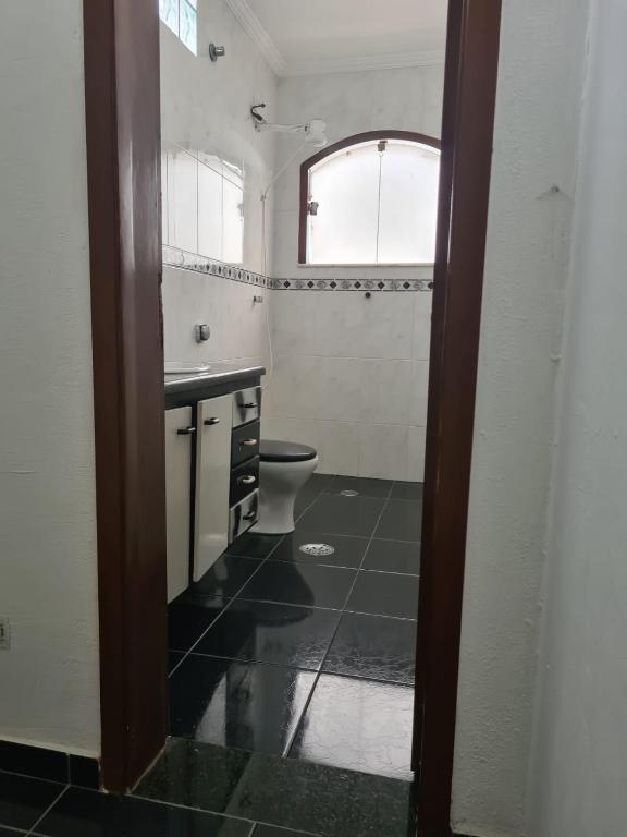 Imagem Casa com 4 Quartos para Temporada, 300 m²em Jardim Virgínia - Guarujá
