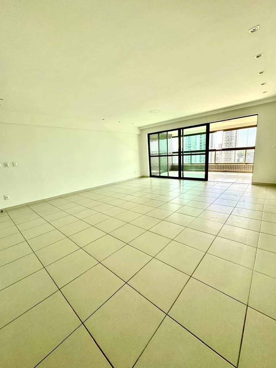 Imagem Apartamento com 5 Quartos para Alugar, 207 m² em Monteiro - Recife