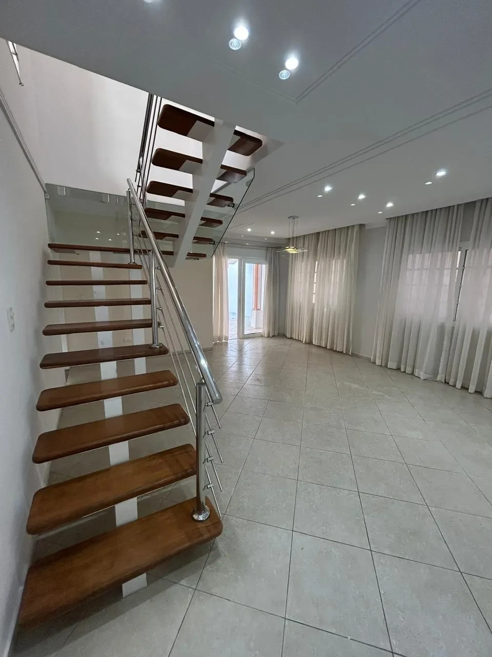 Foto do imóvel: Casa de Condomínio com 3 Quartos para Alugar, 200 metro em Cidade Jardim - Jacareí