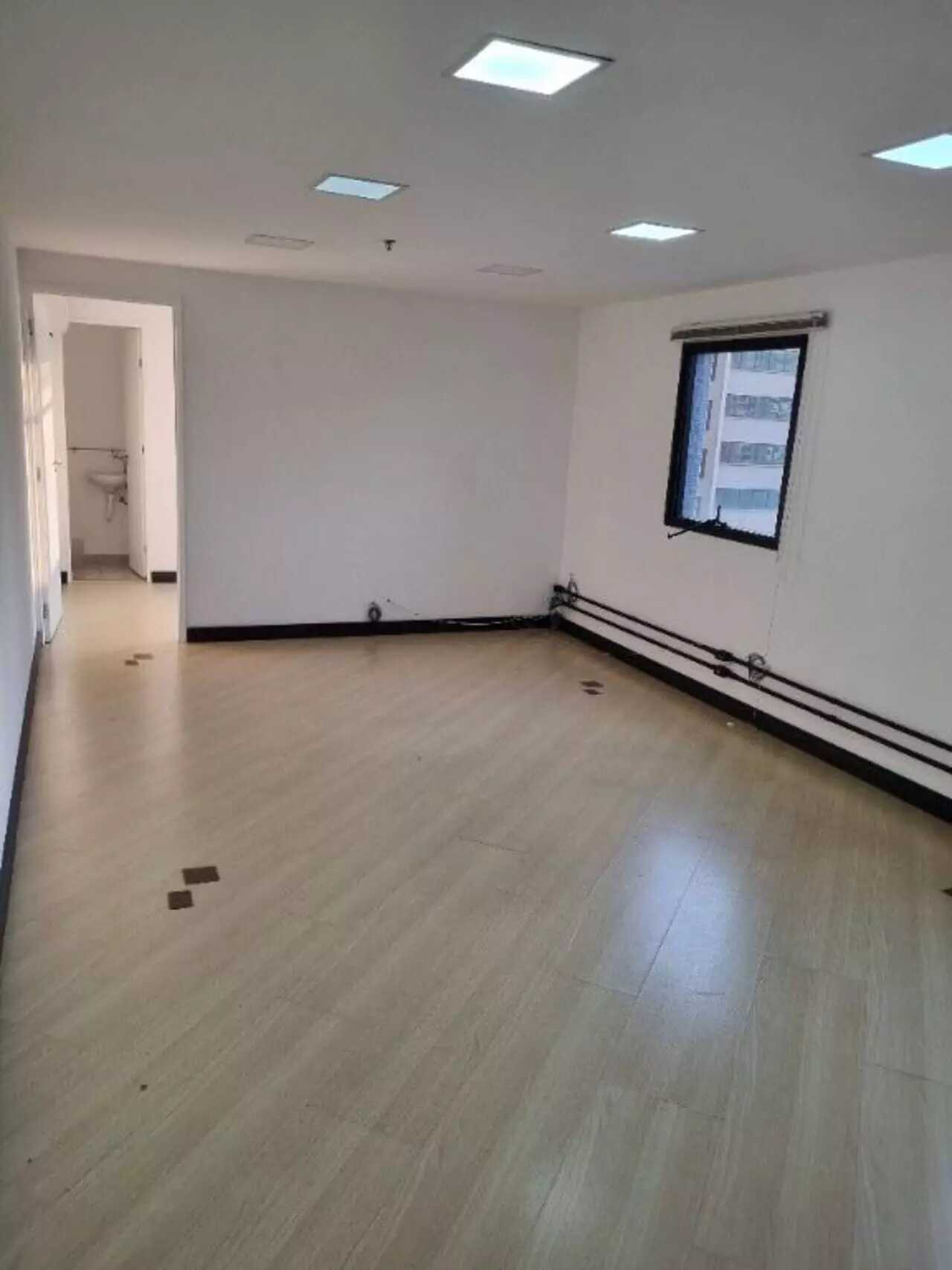 Sala Comercial à Venda ou Locação, 84 m² em Indianópolis - São Paulo