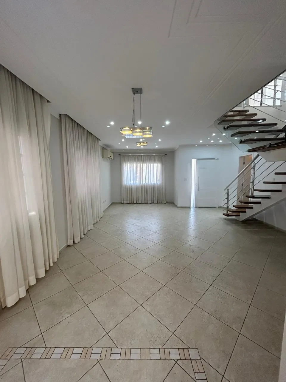 Foto do imóvel: Casa de Condomínio com 3 Quartos para Alugar, 200 metro em Cidade Jardim - Jacareí