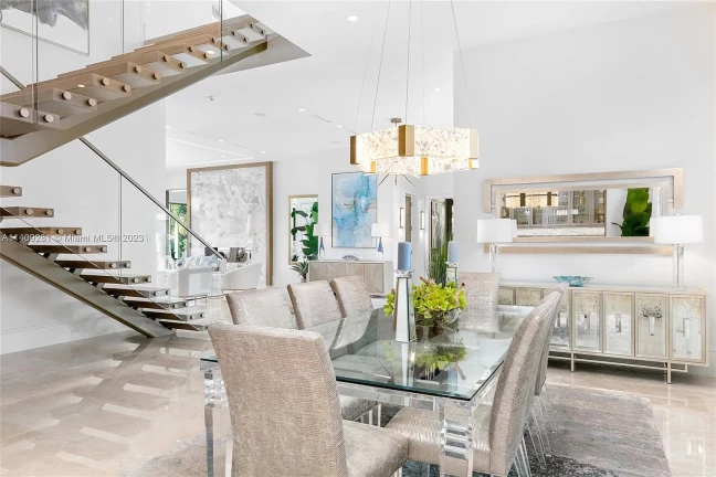 Imagem Casa de Condomínio com 6 Quartos à Venda, 833 m²em Cajuru - Curitiba