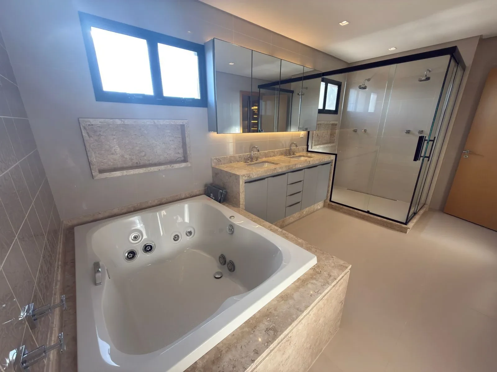 Imagem Apartamento com 4 Quartos para Alugar, 257 m² em Jardim Sumaré - Araçatuba