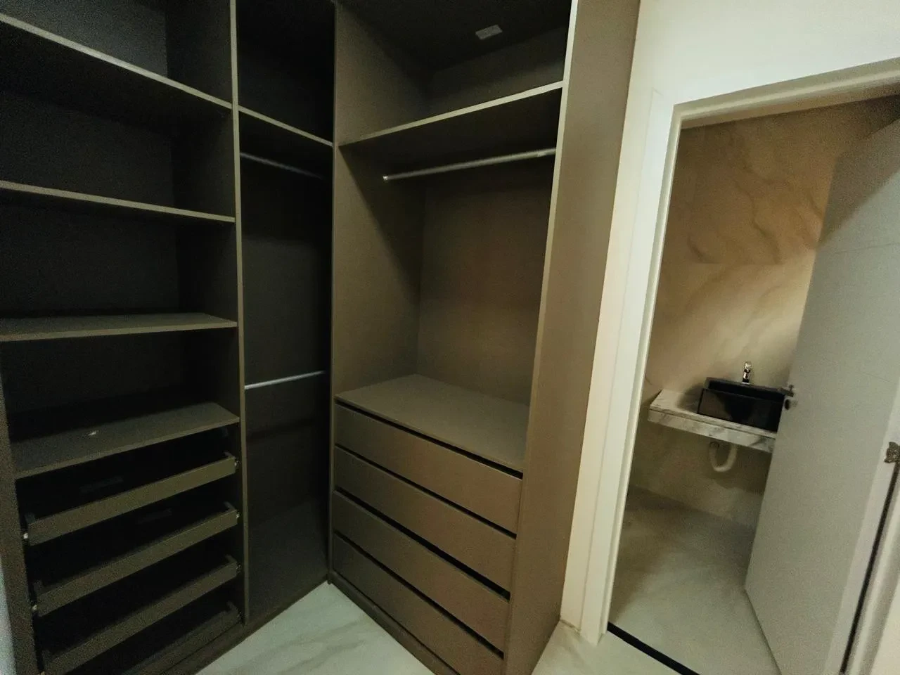 Imagem Casa de Condomínio com 4 Quartos à Venda, 317 m² em Centro - Eusébio