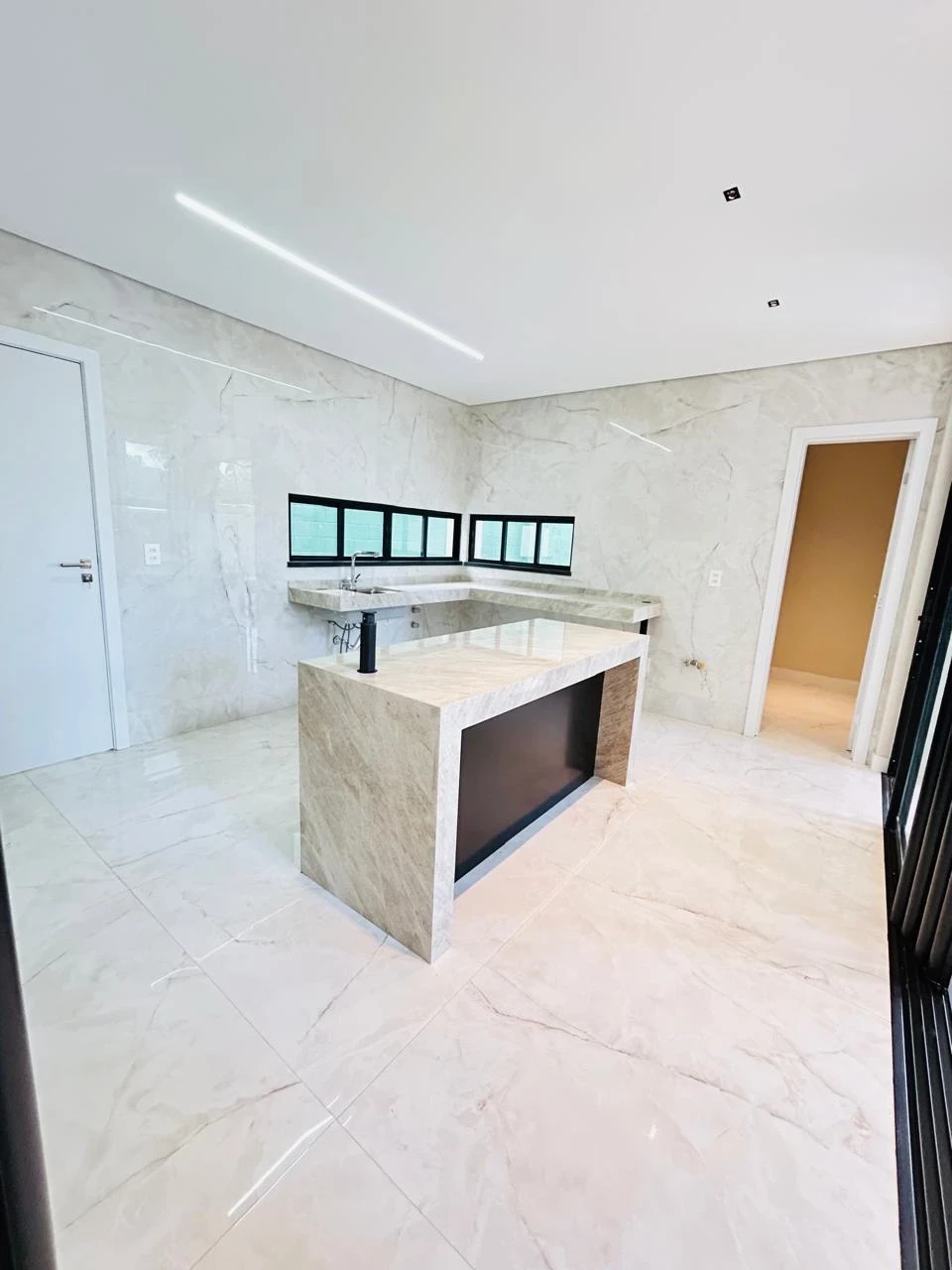 Foto do imóvel: Casa de Condomínio com 4 Quartos à Venda, 400 m² em Centro - Eusébio