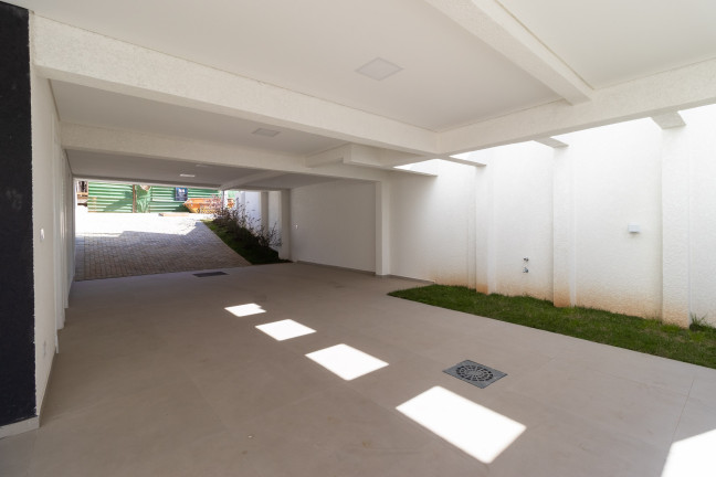 Imagem Sobrado com 3 Quartos à Venda, 300 m² em Santa Cândida - Curitiba