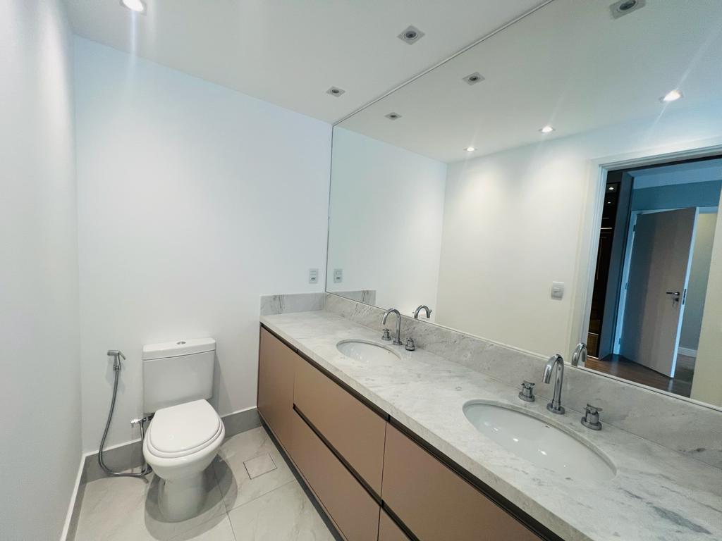Imagem Apartamento com 3 Quartos à Venda, 181 m²em Cambuí - Campinas