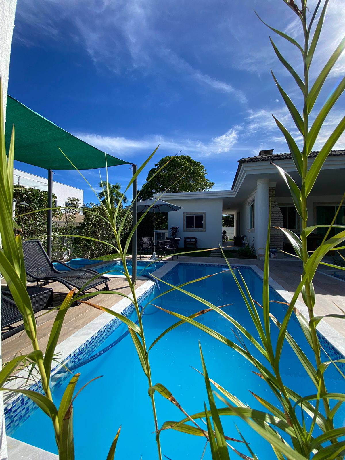 Casa de Condomínio com 5 Quartos para Alugar, 190 m²em Busca Vida (Abrantes) - Camaçari