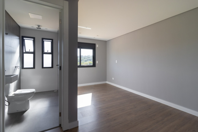 Imagem Sobrado com 3 Quartos à Venda, 300 m² em Santa Cândida - Curitiba