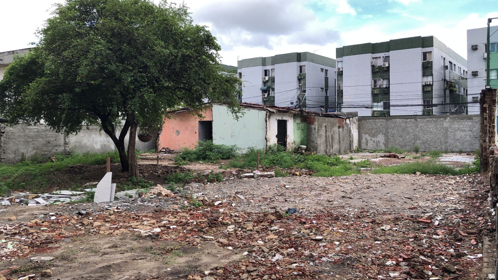 Foto do imóvel: Terreno à Venda, 1.000 m² em Várzea - Recife