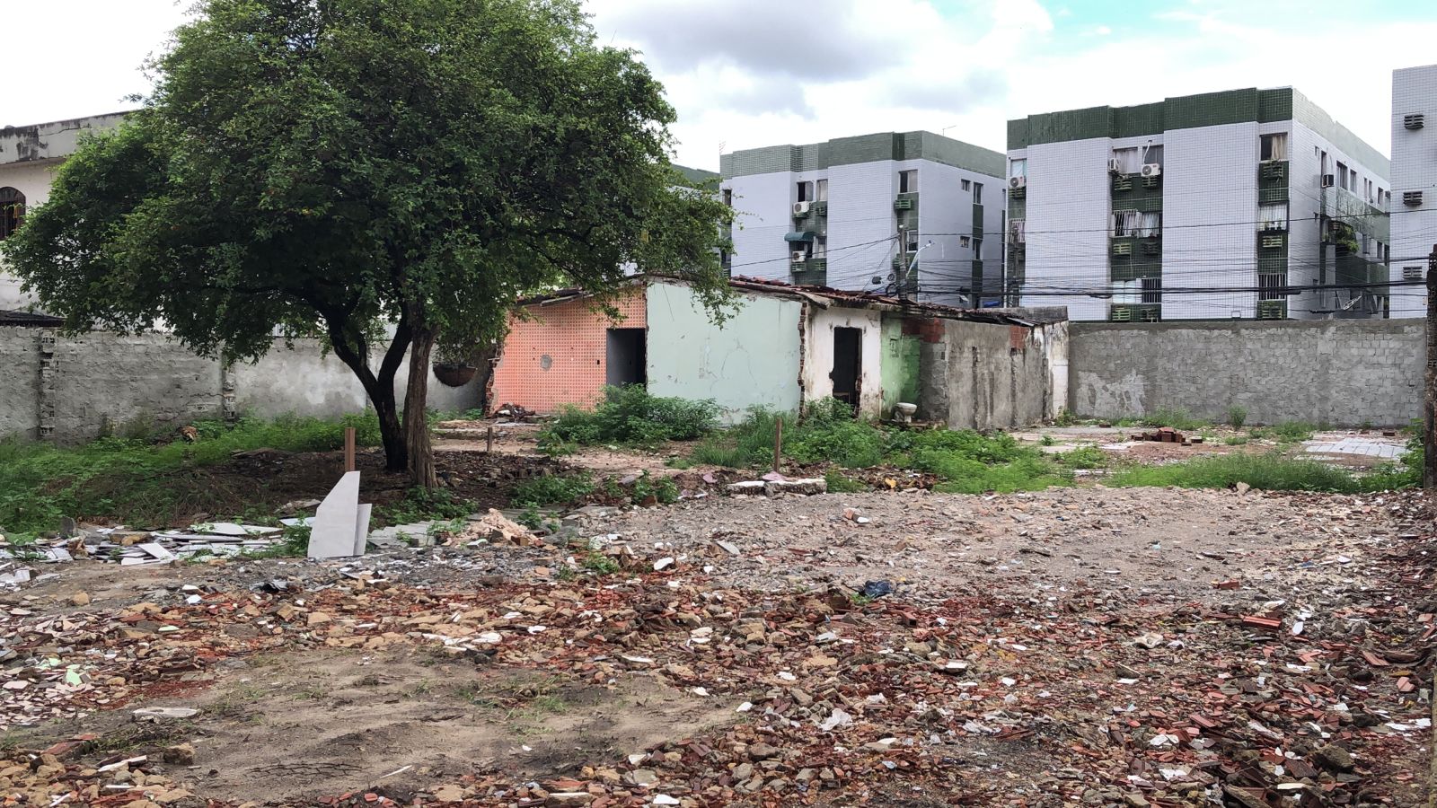 Foto do imóvel: Terreno à Venda, 1.000 m² em Várzea - Recife