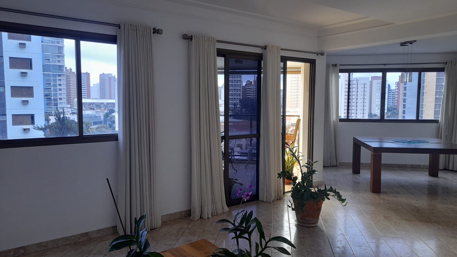 Imagem Apartamento com 3 Quartos à Venda, 208 m²em Cambuí - Campinas
