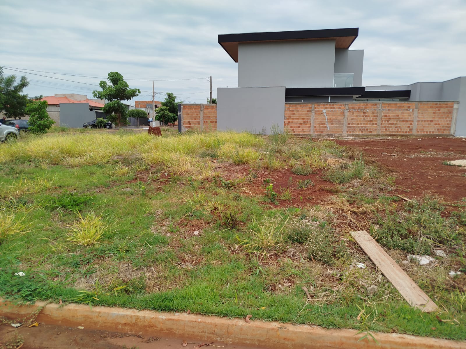 Terreno à Venda, 240 m² em Jardim Guaicurus - Dourados