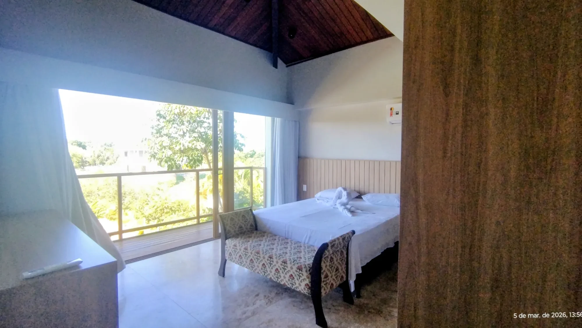 Imagem Casa alto padrão localizada em Praia do Forte condomínio com acesso ao mar Praia Bella.