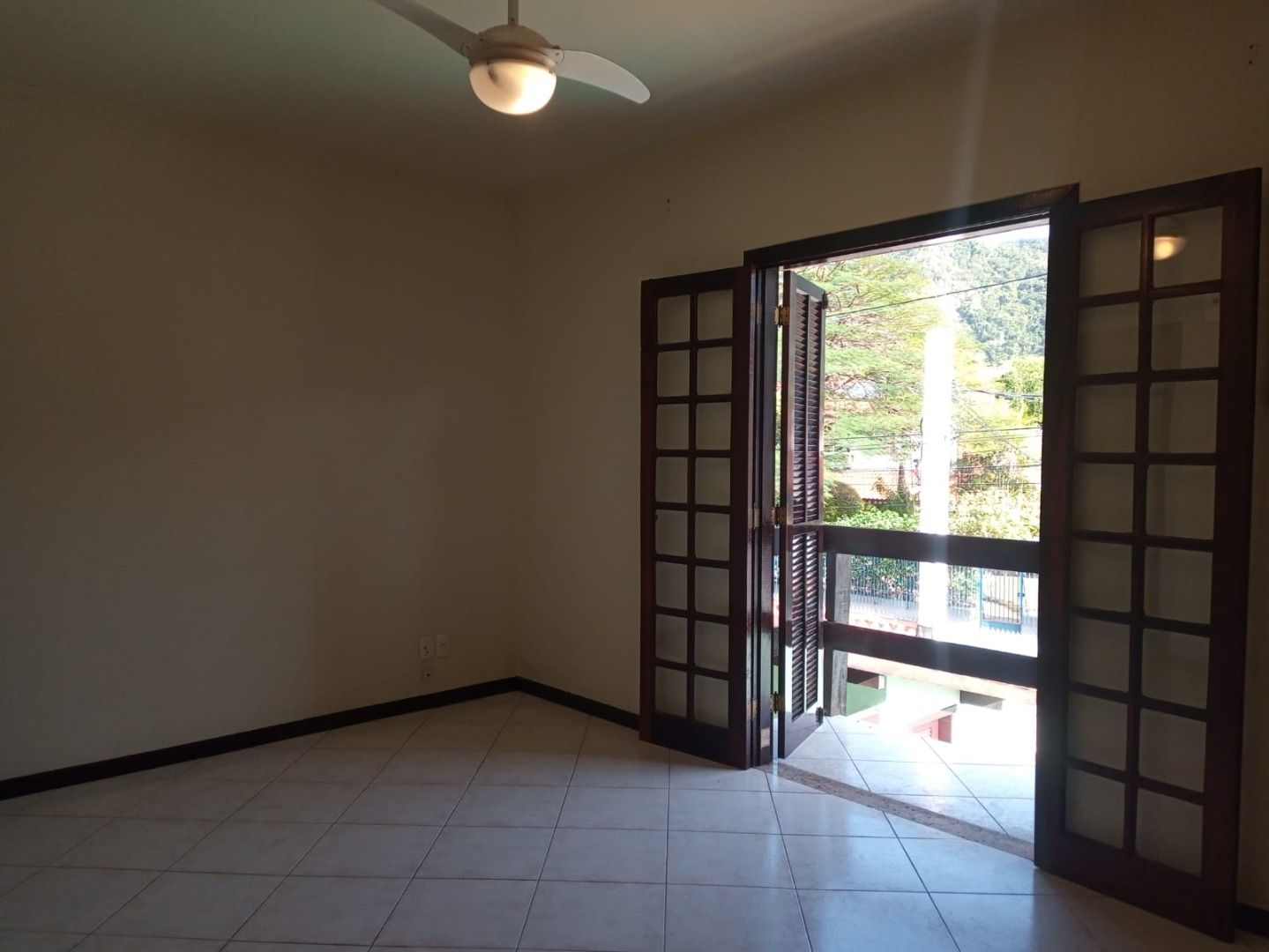 Imagem Casa com 3 Quartos à Venda, 360 m²em Piratininga - Niterói