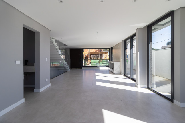 Imagem Sobrado com 3 Quartos à Venda, 300 m² em Santa Cândida - Curitiba