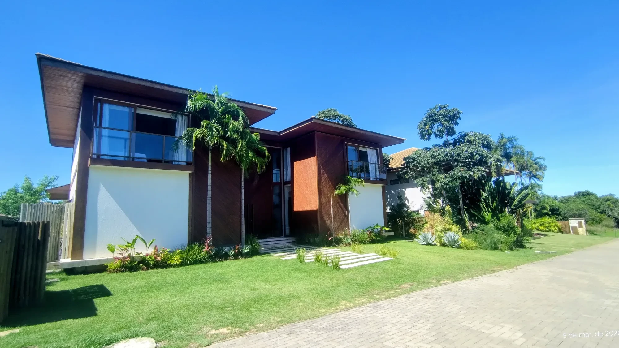 Imagem Casa alto padrão localizada em Praia do Forte condomínio com acesso ao mar Praia Bella.