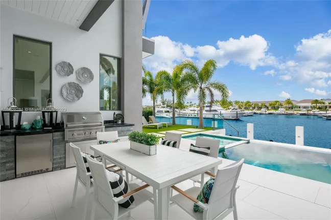 Imagem Casa de Condomínio com 6 Quartos à Venda, 833 m²em Cajuru - Curitiba