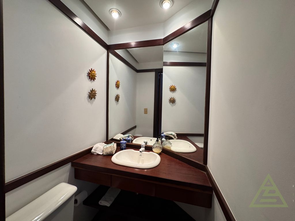 Foto do imóvel: Casa de Condomínio com 4 Quartos à Venda, 273 m² em Cuiabá - Petrópolis